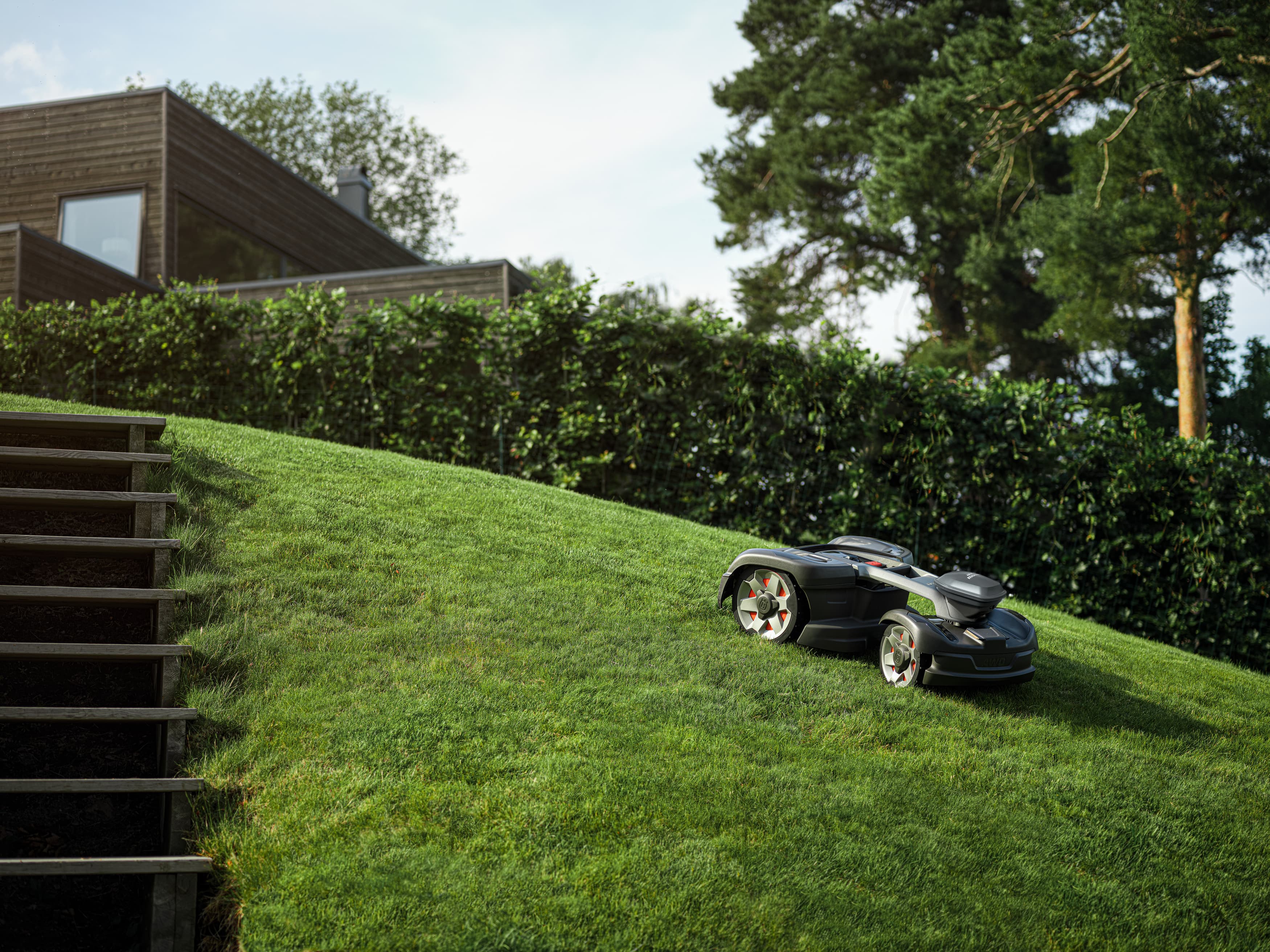 Automower® AWD models feature technology that optimise each wheel's control for superior operation in the most demanding terrain, with an impressive slope performance that handles 70 % (35°) incline. image