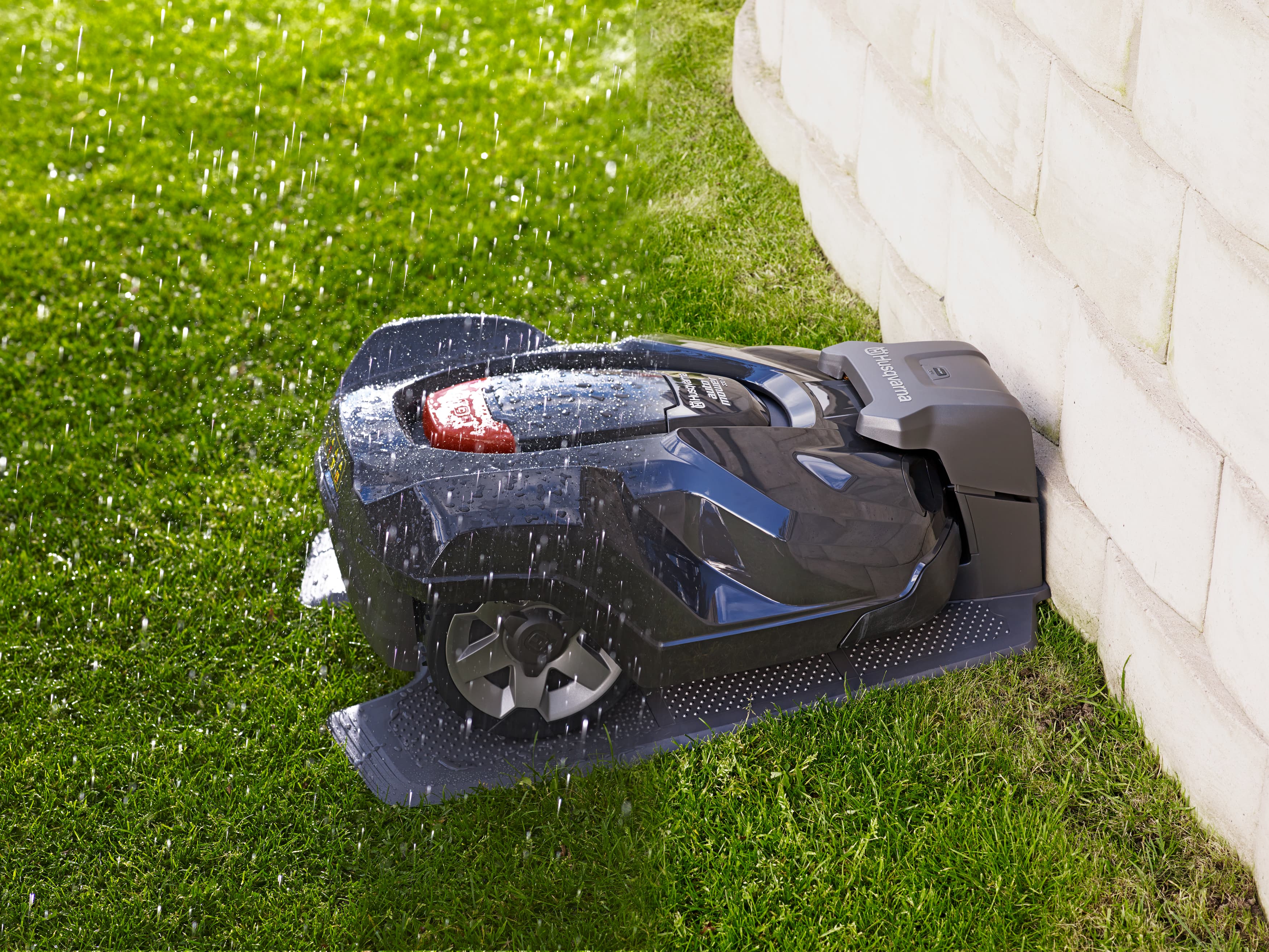 Adjusts the working time to the lawn’s growth rate, meaning that Husqvarna Automower® will maximise its mowing time during periods of strong grass growth. In sunny or dry weather, or late in the season, the mower will spend less time mowing, which decreases wear on the lawn and mower. image