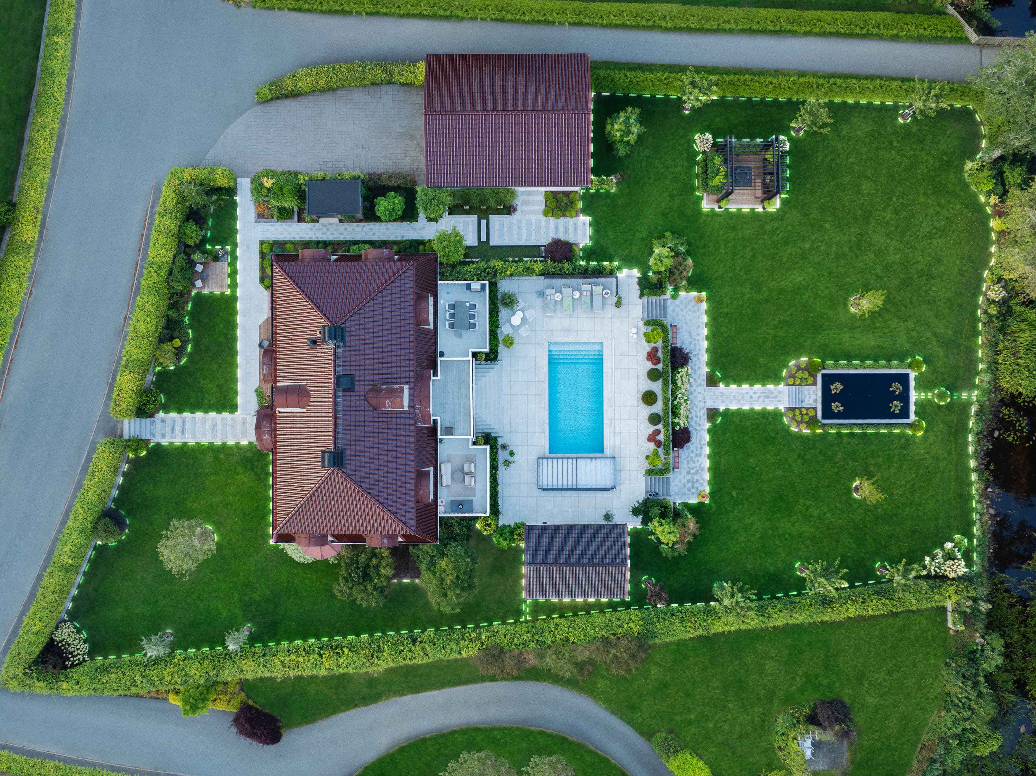 Customisable lawn maintenance thanks to wire free installation with virtual boundaries. 
The virtual boundaries are easy to install and adjust in the Husqvarna Automower® Connect app, and you can create stay-out zones and multiple work areas with different settings. image